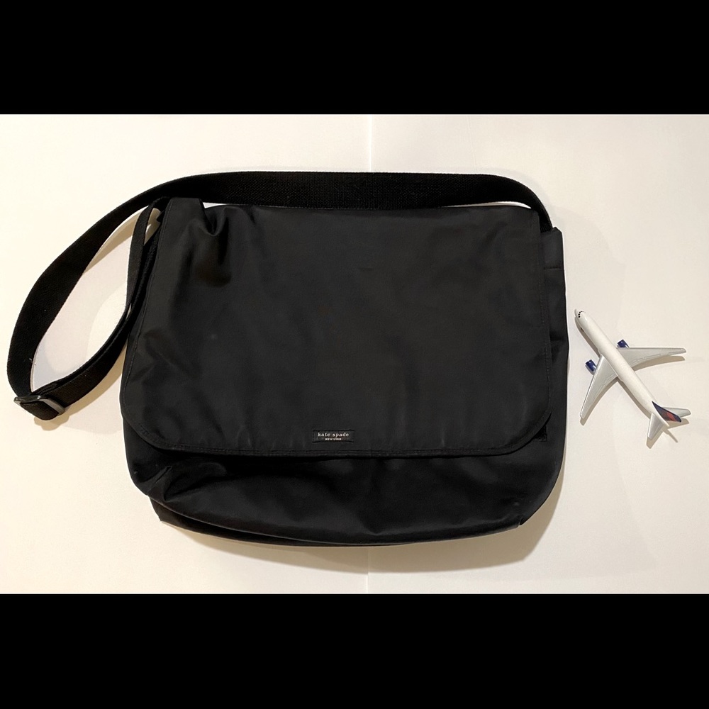 Vey chic Kate Spade nylon messenger bag